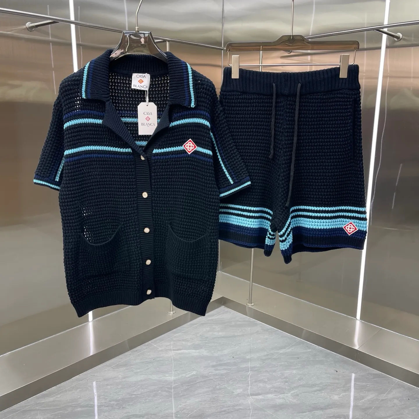 CASABLANCA Casablanca sweater suit (high version) Original development Comfortable upper body Imported equipment Original high-density embroidered seal Two-color splicing Hand-sewn cuffs + hem Made by domestic first-line brands Factory OEM workmanship Impeccable Sizes: S M L XL XXL